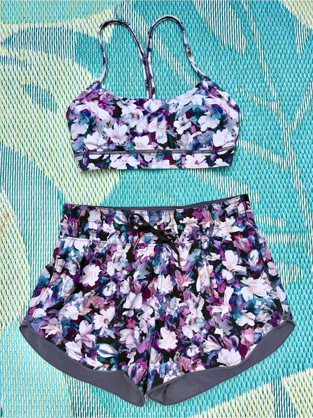 MATCHING SET Lululemon flow y bra and choose a side shorts floral utopia multi